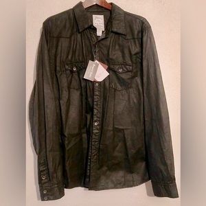 Cool shirt with a coated  tencel fabric.